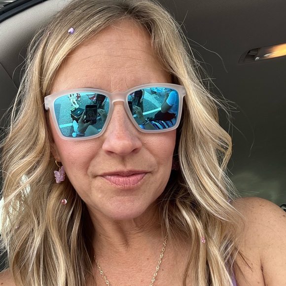 Meet your Posher, Christa - Picture 1 of 1